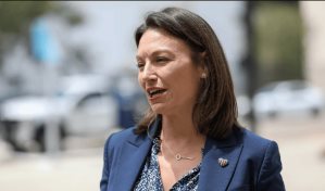 La líder de los demócratas en Florida vapulea a DeSantis antes del debate con Newsom