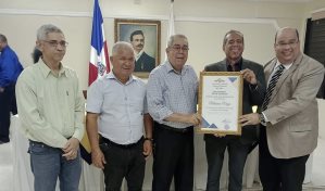 Escritor Máximo Vega reconocido por Alianza Cibaeña
