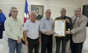 Escritor Máximo Vega reconocido por Alianza Cibaeña