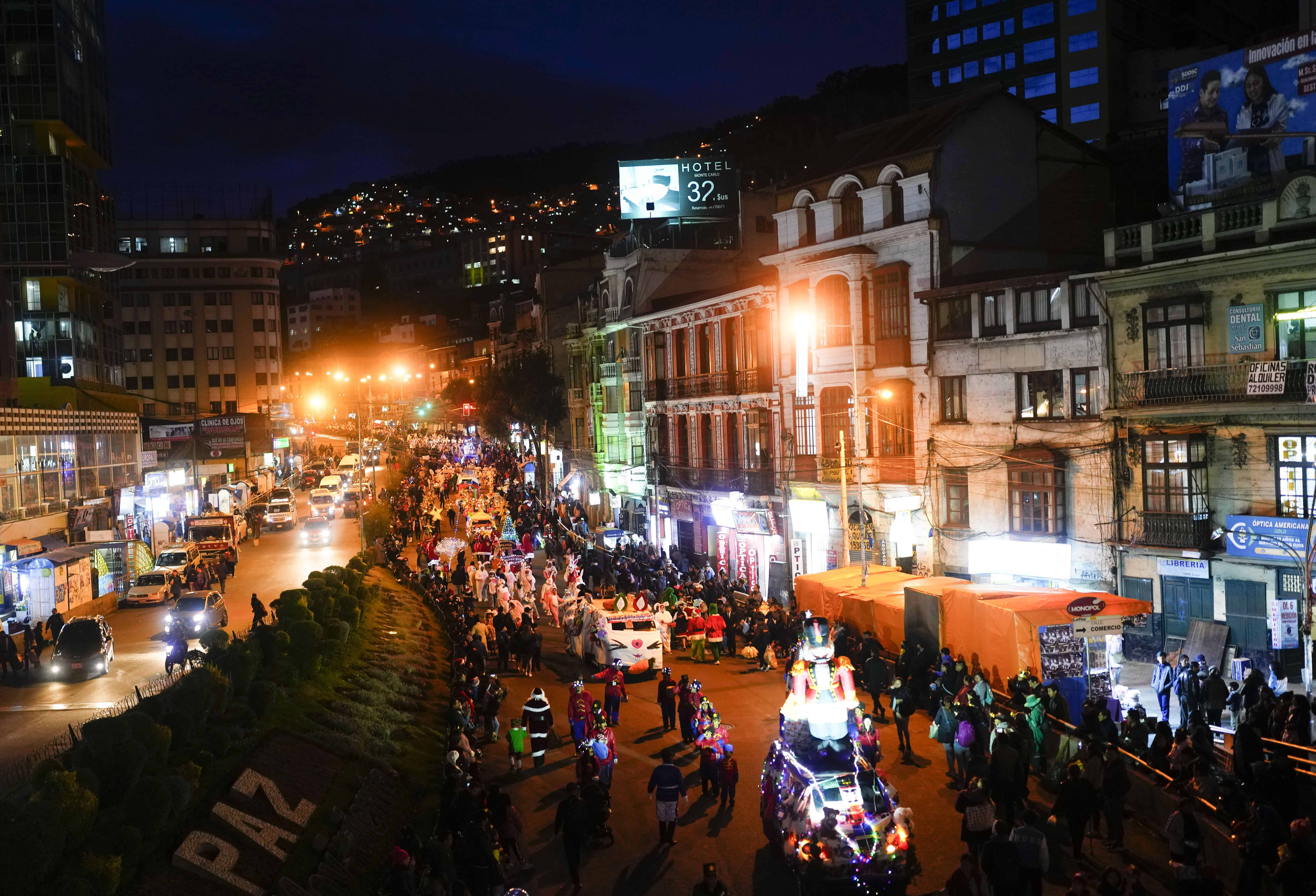 La gente participa en el Desfile Anual de Navidad en La Paz, Bolivia, el viernes 24 de noviembre de 2023.