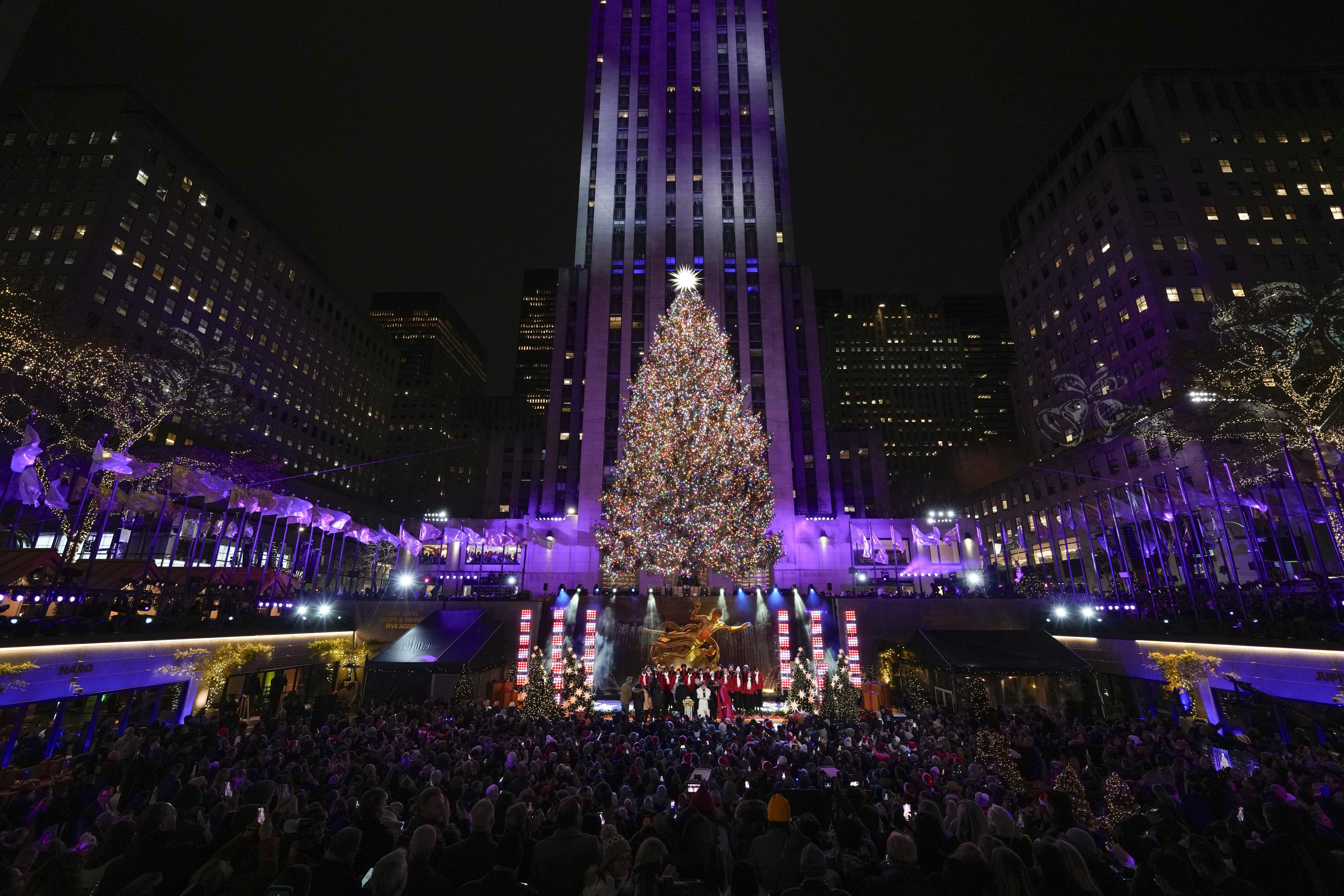 El árbol de Navidad del Rockefeller Center se enciende en Nueva York el miércoles 29 de noviembre de 2023.