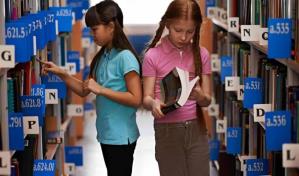 Demandan a las autoridades de Iowa por prohibir libros con contenido sexual en las aulas