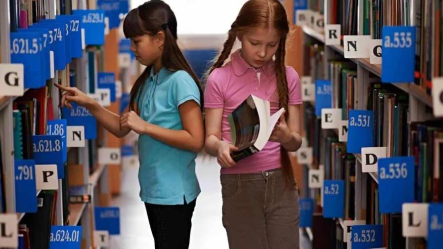 Demandan a las autoridades de Iowa por prohibir libros con contenido sexual en las aulas