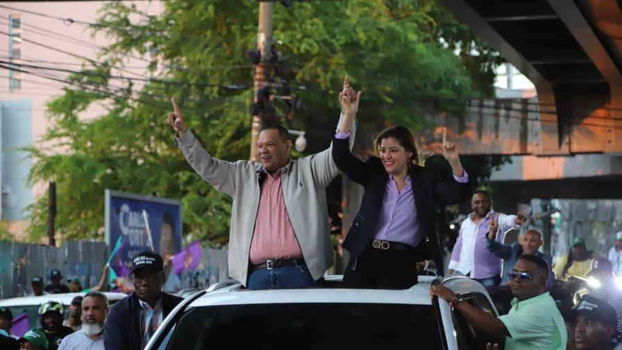 Carlos Guzmán busca repetir como alcalde en SDN y lleva a esposa de René Polanco como vice