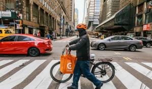 Tribunal apoya ley que establece salario mínimo para repartidores de comida en Nueva York