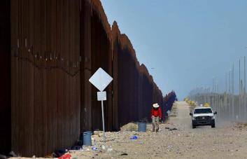 EE.UU. cerrará paso fronterizo de Arizona por la abrumadora llegada de migrantes