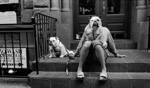 Murió Elliot Erwitt, fotógrafo de Magnum que ganó notoriedad por sus retratos de perros