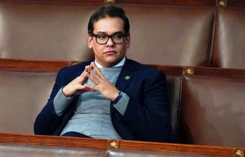 El ascenso y caída de George Santos, un mentiroso compulsivo en el Congreso de EE.UU.