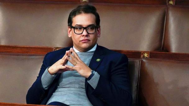 El ascenso y caída de George Santos, un mentiroso compulsivo en el Congreso de EE.UU.