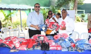 INEFI entrega utilería deportiva a la academia de boxeo de Capotillo