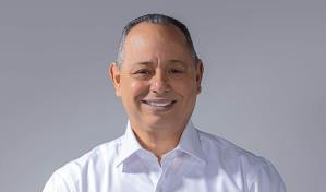 Julio Romero oficializa inscripción como candidato a alcalde de SDE, pese a críticas por su pasado