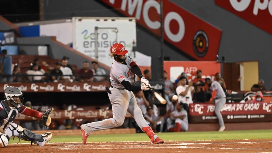 El Escogido vapulea el pitcheo de los Gigantes en el Julián Javier El Escogido vapulea el pitcheo de los Gigantes en el Julián Javier