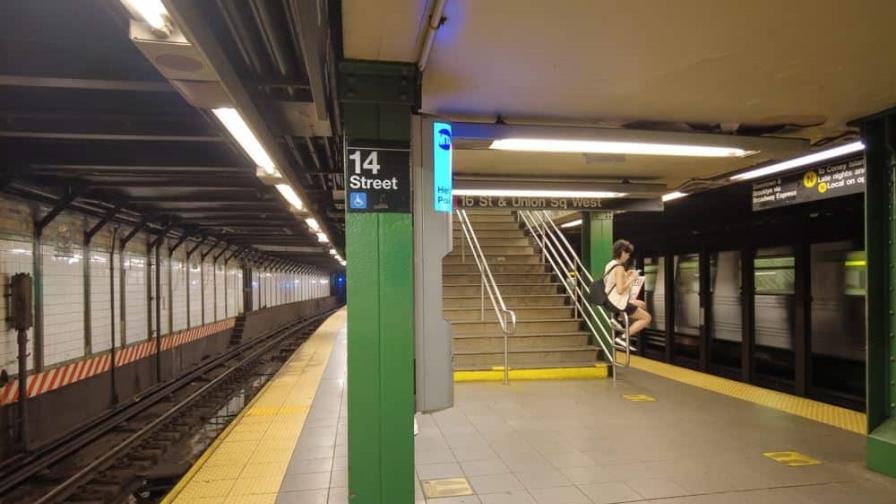 Empleado del metro muere arrollado por un tren en Nueva York