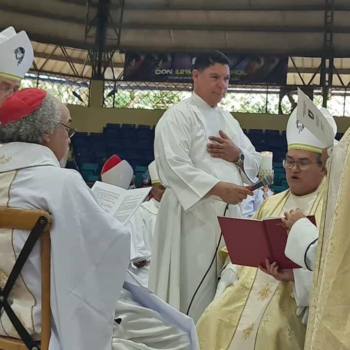 Padre Rogelio durante ceremonía. 