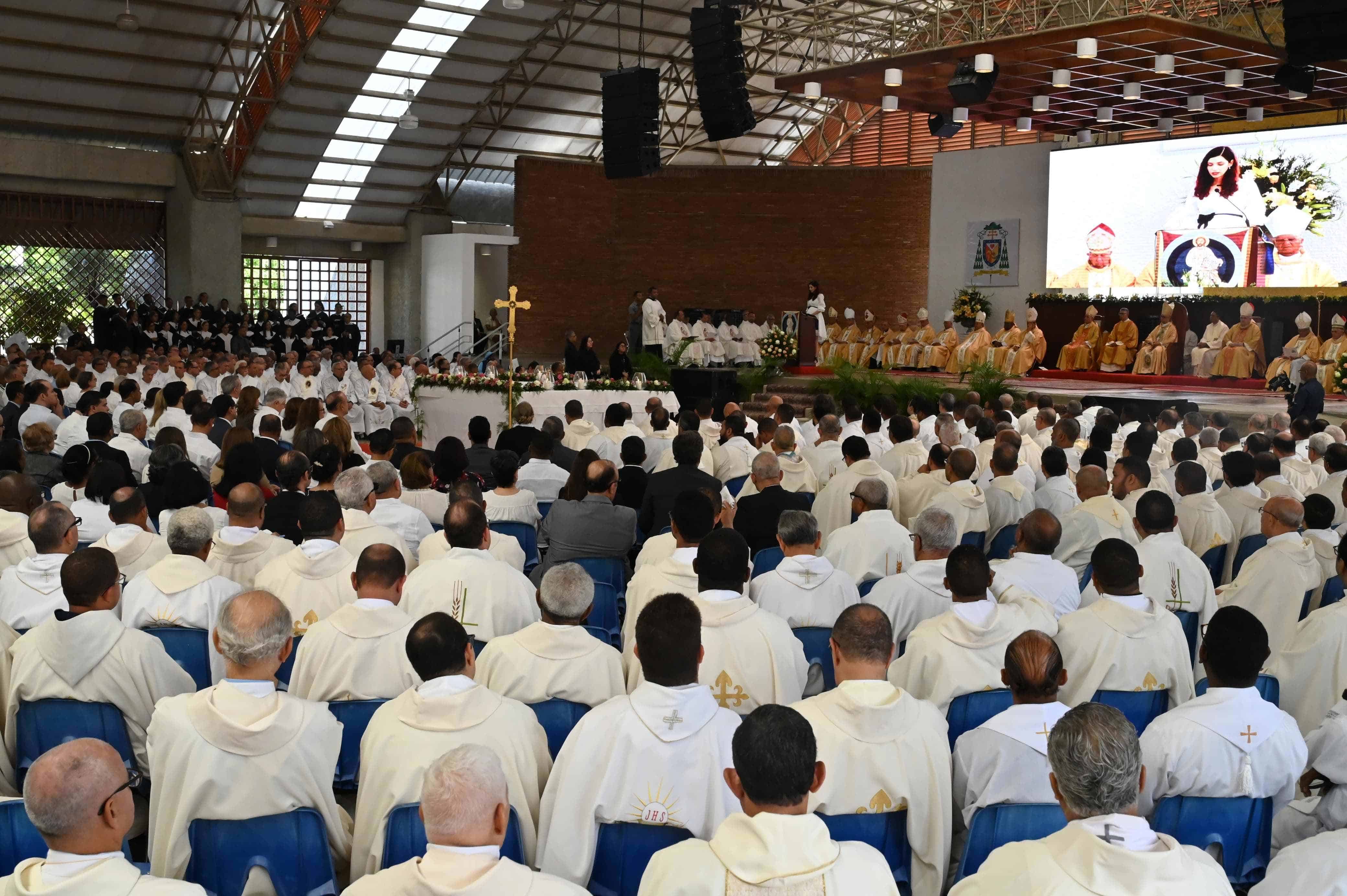 Acto solemne de eucaristía celebrado en el salón multiusos de la Pontificia Universidad Católica Madre y Maestra. 