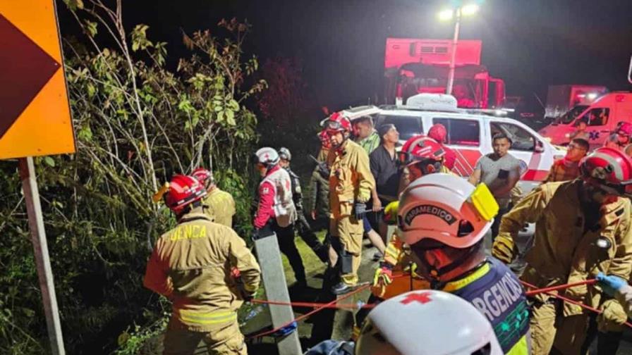 Cinco fallecidos y 13 heridos al volcarse un autobús en el sur de Ecuador
