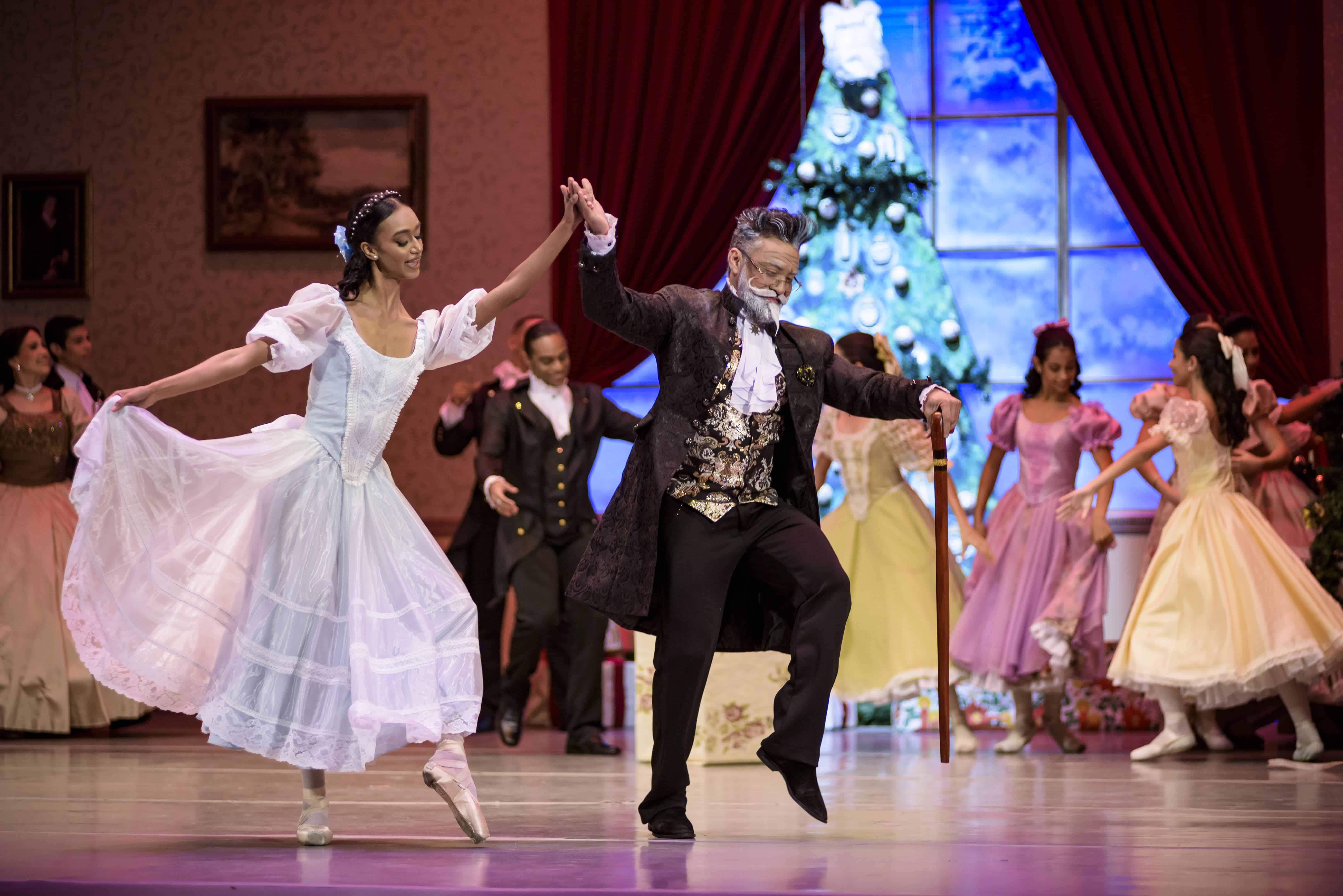 El abuelo, (Pablo Peréz) hace gala de su habilidad de bailarin con Clara Silverhaus (interpretada por Anayilda Jáquez).