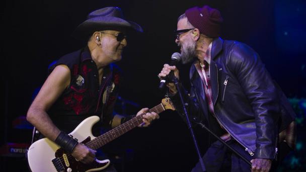 El espíritu de Pau Donés revive con la banda de Jarabe de Palo y Pedro Capó en Puerto Rico