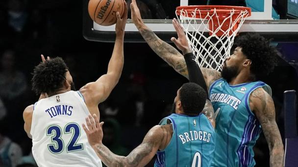 Towns anota 28 y guía a Timberwolves sobre los Hornets