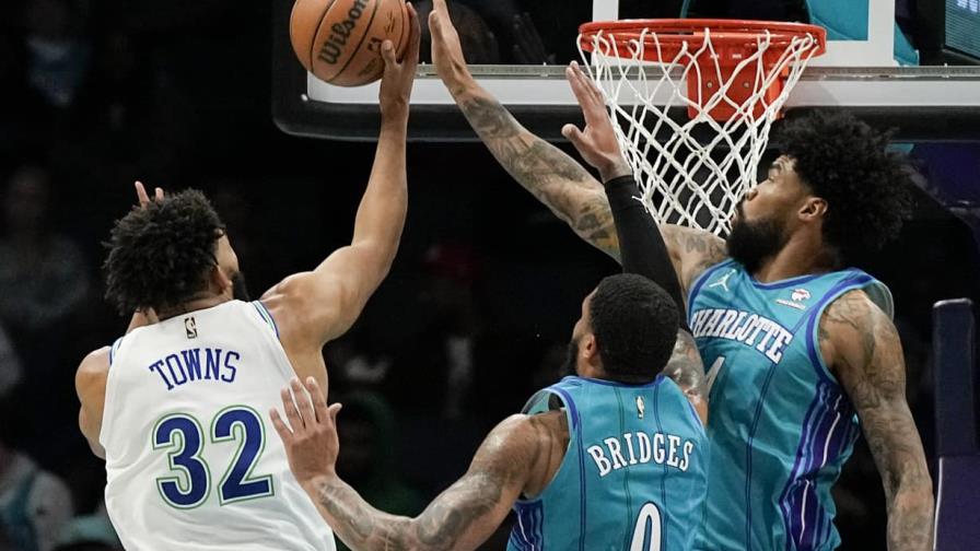Towns anota 28 y guía a Timberwolves sobre los Hornets