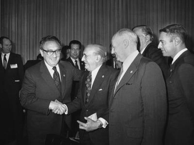 Apoyo de Henry Kissinger a regímenes todavía persigue su imagen