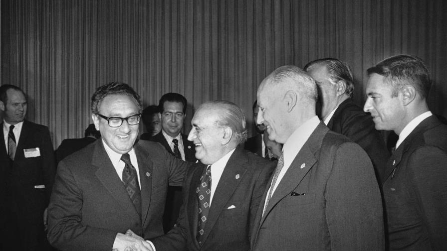 El apoyo irrestricto de Kissinger a regímenes brutales todavía persigue su imagen en América Latina