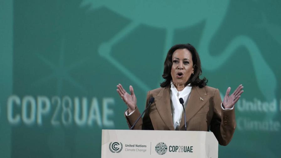 Kamala Harris hace visita rápida a Dubái para abordar cambio climático y guerra
