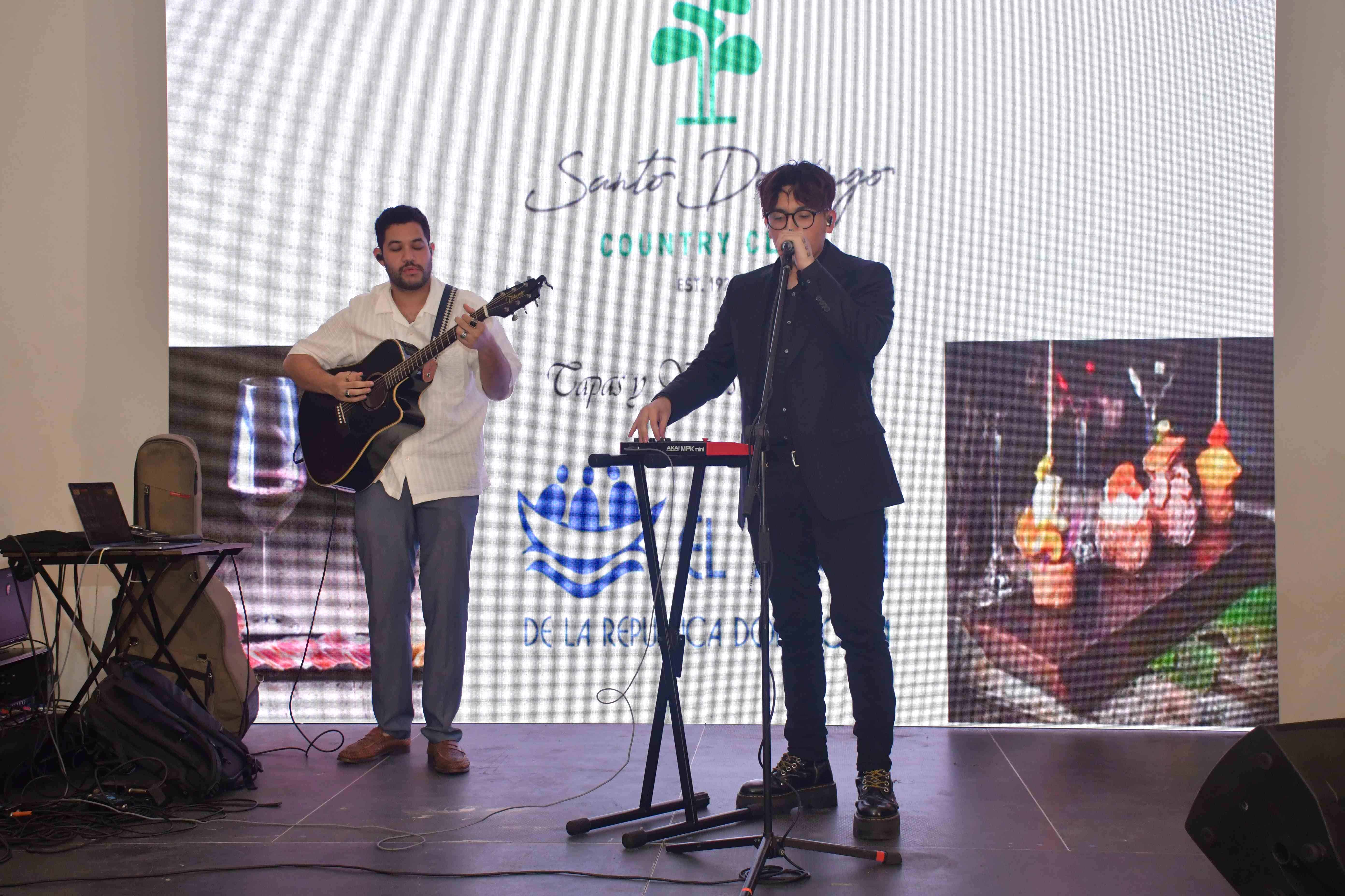  El cantante y compositor Lian deleitó a los asistentes al evento. 