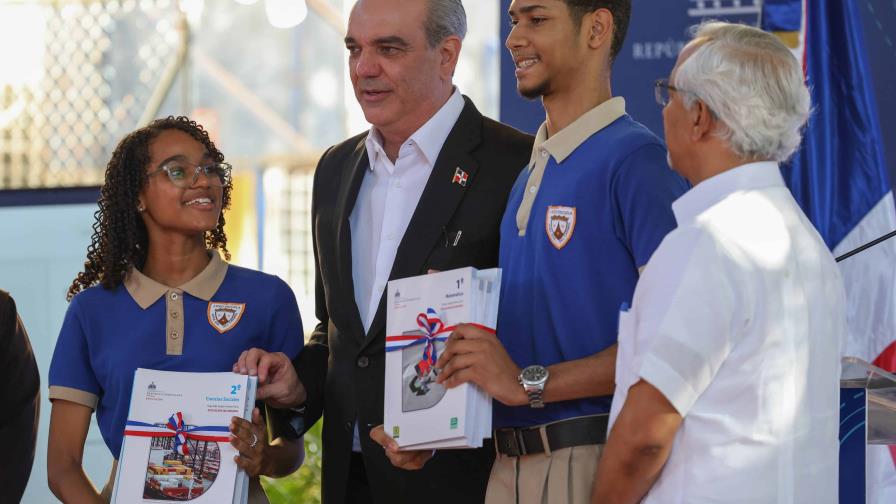 Abinader celebra elaboración del último libro del programa Libro Abierto