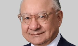 Exembajador de Estados Unidos acusado de traición, se enfrenta este lunes ante un juez