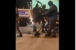 Video | Miembro de la Policía propina varios palos a un hombre
