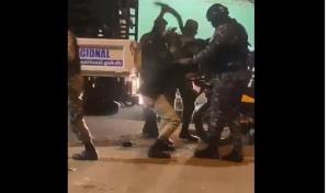 Video | Miembro de la Policía propina varios palos a un hombre