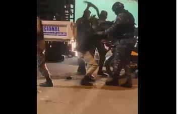Video | Miembro de la Policía propina varios palos a un hombre