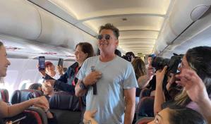 Carlos Vives arma tremenda fiesta a 30 mil pies de altura