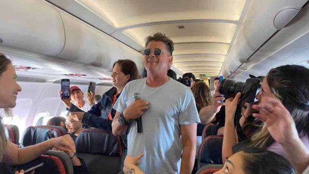 Carlos Vives arma tremenda fiesta a 30 mil pies de altura