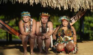 En la Amazonía, mujeres indígenas rescatan a una pequeña tribu del borde de la extinción