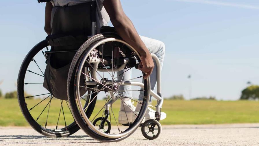 Personas con discapacidad pueden solicitar sus sillas de ruedas a las ARS