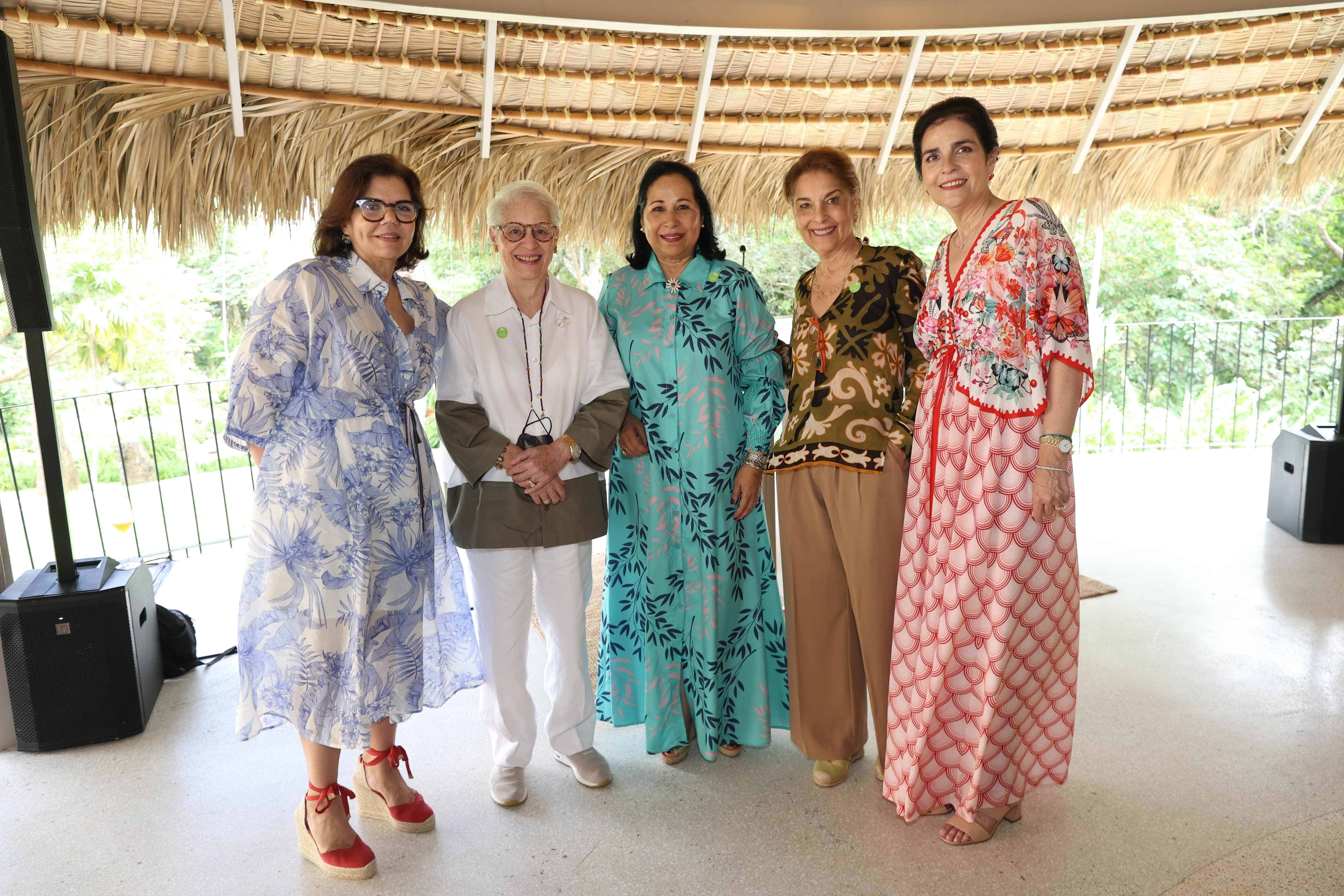 Rosario Bordas, Pirigia Bonetti, María Tereza Ruiz de Catrain, Lucia Amelia Cabral y María Amalia León.