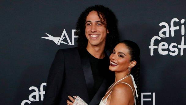 Vanessa Hudgens se casa en secreto con Cole Tucker en México