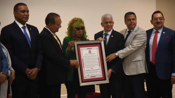El Senado reconoce a Fefita la Grande por su trayectoria musical y aporte a la cultura