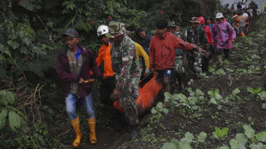 Rescatistas encuentran más cadáveres tras erupción volcánica repentina en Indonesia; hay 23 muertos