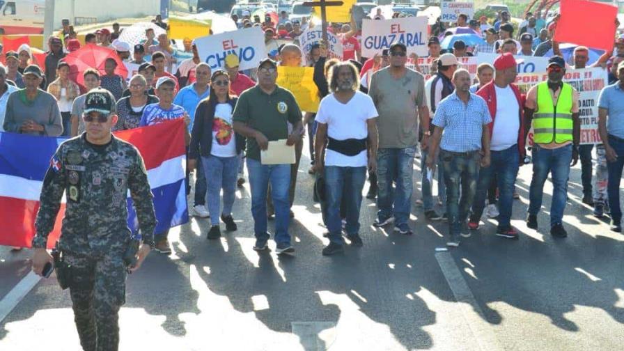 "Los del campo también necesitamos carreteras"; exigen construcción a MOPC en Santiago