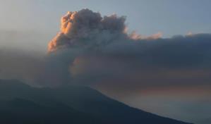 Aumentan a más de 20 los fallecidos por erupción volcánica en Indonesia