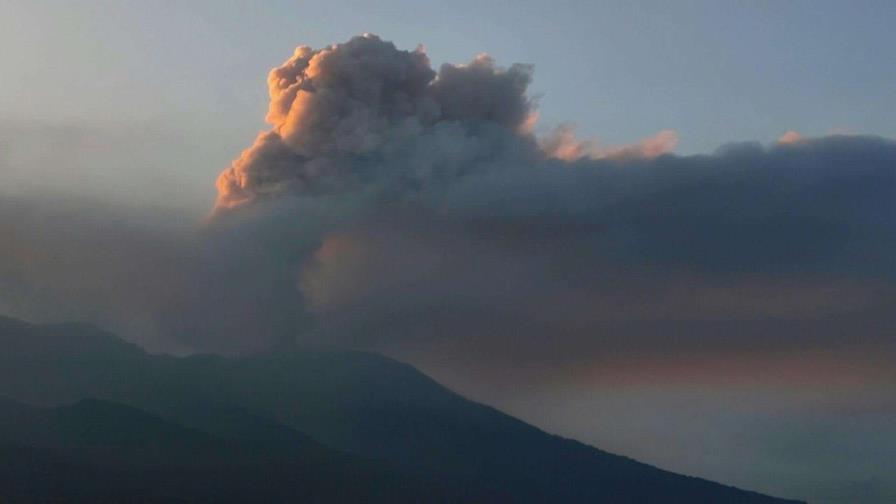Aumentan a más de 20 los fallecidos por erupción volcánica en Indonesia