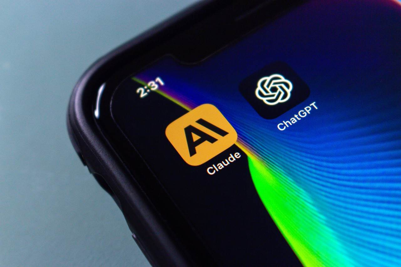 <strong>IAG.</strong> Volver a conversar sobre inteligencia artificial puede sonar repetitivo, pero la realidad es que el sector tecnológico del 2023 estuvo marcado por el desarrollo y masificación de la IA Generativa, desde el impacto de ChatGPT, la entrada a la competencia de los titantes tecnológicos como Google, Meta, Microsoft y Amazon; y el amplio debate sobre la regulación en el uso e implementación de esta tecnología marcaron la tendencia de todo el sector tecnológico de todo el 2023.