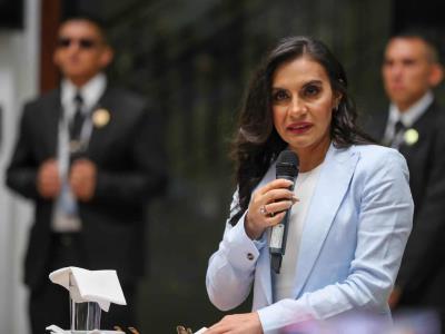 Verónica Abad dice que el gobierno la hostiga, pero no renunciará