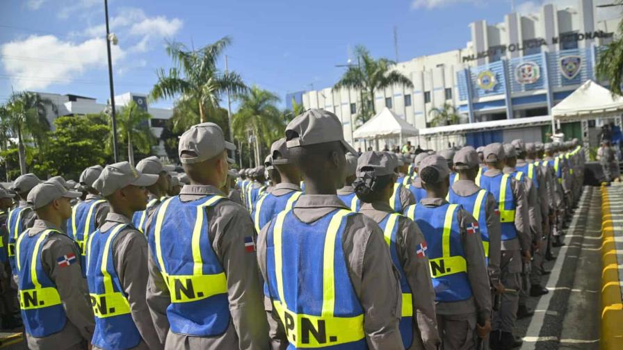 Luis Abinader asciende de rango a 7,800 agentes de la Policía Nacional