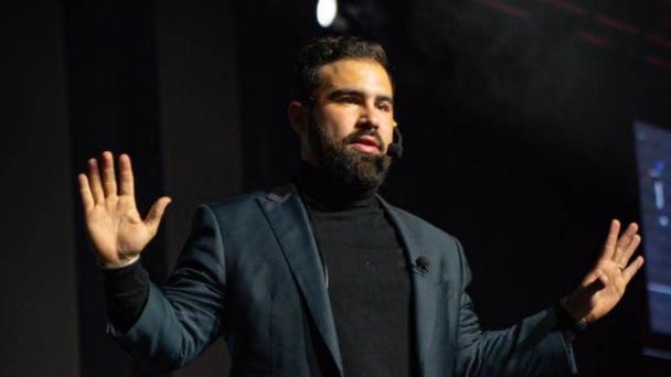 Regresa el boricua Johnmichael Colón con su show de magia e ilusionismo Pausa