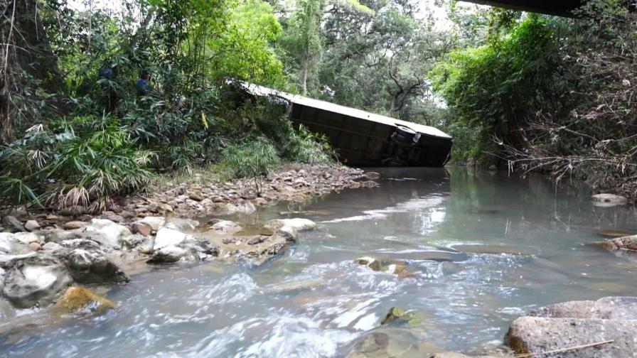 Al menos 13 muertos y unos 30 heridos al volcar autobús en Honduras