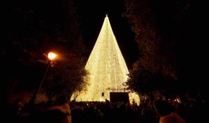 El &aacute;rbol de Navidad m&aacute;s grande de Europa ya brilla en la peque&ntilde;a localidad de Cartes